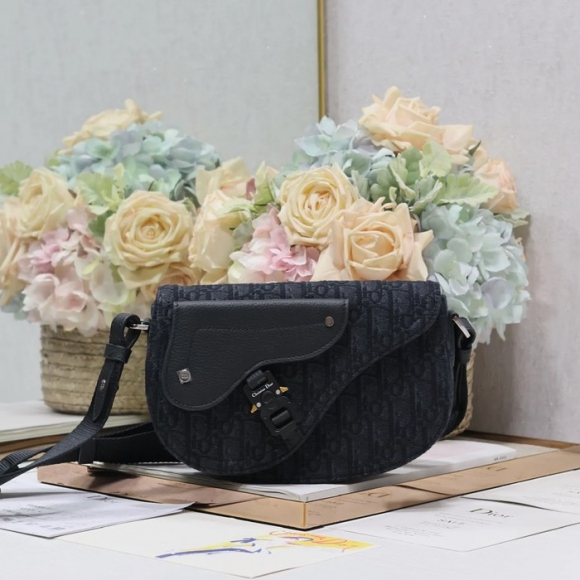 DIOR 325 プリント牛皮サドルフラップメッセンジャー 黒布 サイズ:24x16.5x5.5cm DIOR 325 プリント牛皮サドルフラップメッセンジャー 黒布 サイズ:24x16.5x5.5cm