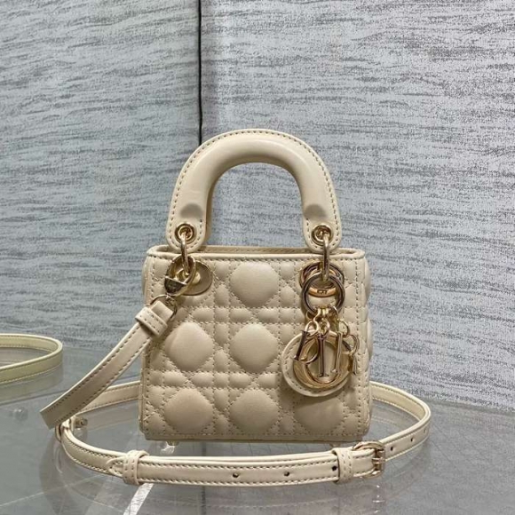 DIOR ラムレザー レター レッド、ゴールド、ベージュ 斜め掛けバッグ、カードケース ミニ 12.0x10.0x5.0cm サイズ:12x10x5cm DIOR ラムレザー レター レッド、ゴールド、ベージュ 斜め掛けバッグ、カードケース ミニ 12.0x10.0x5.0cm サイズ:12x10x5cm