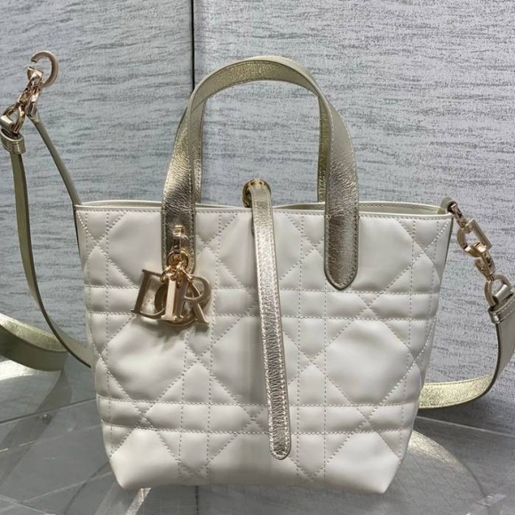 DIOR ホワイト、ゴールド、シルバー 斜め掛けバッグ、ハンドバッグ 小 限定版 18.0x16.0x12.0cm サイズ:18x16x12cm DIOR ホワイト、ゴールド、シルバー 斜め掛けバッグ、ハンドバッグ 小 限定版 18.0x16.0x12.0cm サイズ:18x16x12cm