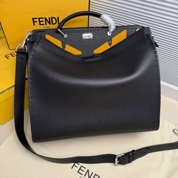 FENDI 牛皮荔枝紋斜め掛け サイズ:38x33x16cm FENDI 牛皮荔枝紋斜め掛け サイズ:38x33x16cm