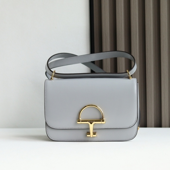 GUCCI 846705 レザー グレー、ゴールド ショルダーバッグ 馬銜、クラシック 22cm サイズ:22.5x14x8cm GUCCI 846705 レザー グレー、ゴールド ショルダーバッグ 馬銜、クラシック 22cm サイズ:22.5x14x8cm
