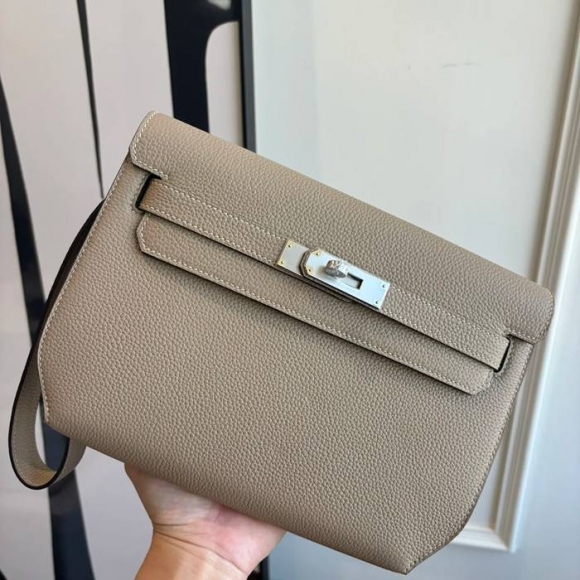HERMES ケリー デペッシュ 25 クラッチバッグ トゴ革 ショルダーストラップ付き サイズ: HERMES ケリー デペッシュ 25 クラッチバッグ トゴ革 ショルダーストラップ付き サイズ: