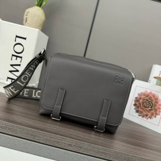 LOEWE 11388 軍用メッセンジャー サイズ:24.5x18x10.5cm LOEWE 11388 軍用メッセンジャー サイズ:24.5x18x10.5cm
