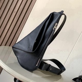 LOEWE 9052 メンズ斜め掛け アントンスリング サイズ:34x17.5x13cm LOEWE 9052 メンズ斜め掛け アントンスリング サイズ:34x17.5x13cm