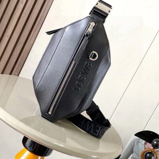 LOEWE 9074 牛皮革変形スリング 黒 サイズ:32.5x12.3cm LOEWE 9074 牛皮革変形スリング 黒 サイズ:32.5x12.3cm