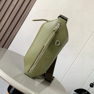 LOEWE 9074 牛皮革変形スリング オリーブ灰 サイズ:32.5x12.3cm LOEWE 9074 牛皮革変形スリング オリーブ灰 サイズ:32.5x12.3cm