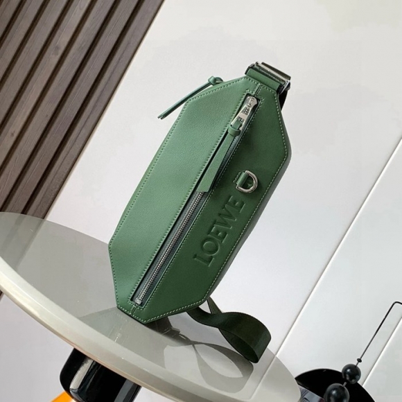LOEWE 9074 牛皮革変形スリング 森林緑 サイズ:32.5x12.3cm LOEWE 9074 牛皮革変形スリング 森林緑 サイズ:32.5x12.3cm