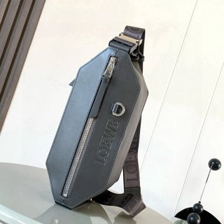 LOEWE 9074 牛皮革変形スリング 濃茶 サイズ:32.5x12.3cm LOEWE 9074 牛皮革変形スリング 濃茶 サイズ:32.5x12.3cm