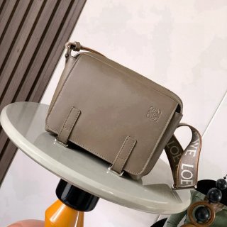 LOEWE 9011 メッセンジャー クラシック ウィンターブラウン サイズ:23x18cm LOEWE 9011 メッセンジャー クラシック ウィンターブラウン サイズ:23x18cm