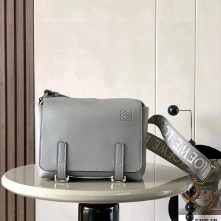 LOEWE 9011 メッセンジャー クラシック パールグレー サイズ:23x18cm LOEWE 9011 メッセンジャー クラシック パールグレー サイズ:23x18cm