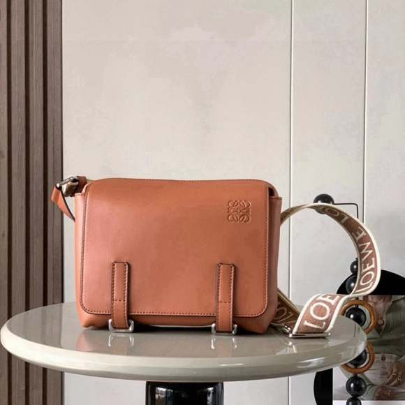 LOEWE 9011 メッセンジャー クラシック 棕 サイズ:23x18cm LOEWE 9011 メッセンジャー クラシック 棕 サイズ:23x18cm