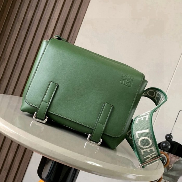 LOEWE 9011 メッセンジャー クラシック 緑 サイズ:23x18cm LOEWE 9011 メッセンジャー クラシック 緑 サイズ:23x18cm