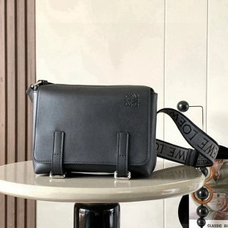 LOEWE 9011 メッセンジャー クラシック 黒 サイズ:23x18cm LOEWE 9011 メッセンジャー クラシック 黒 サイズ:23x18cm