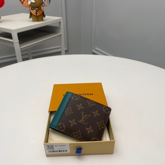 LOUIS VUITTON M12836 マルチプル短財布 モノグラムマッカーサー グリーン サイズ:11.5x9x1.5cm LOUIS VUITTON M12836 マルチプル短財布 モノグラムマッカーサー グリーン サイズ:11.5x9x1.5cm