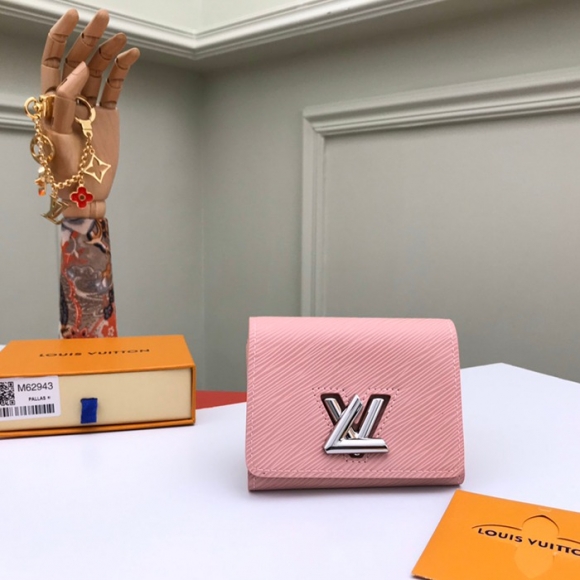 LOUIS VUITTON M62943 ツイスト長財布 エピ ピンク サイズ:12x9.6x2.5cm LOUIS VUITTON M62943 ツイスト長財布 エピ ピンク サイズ:12x9.6x2.5cm