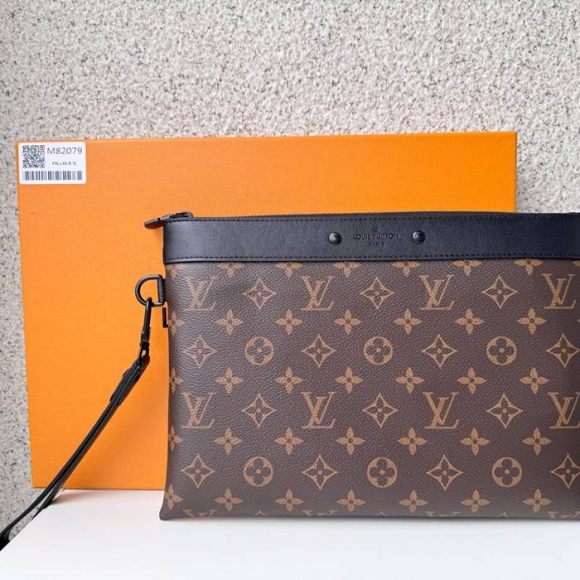 LOUIS VUITTON M82079 ポシェット トゥゴー モノグラムエクリプス サイズ:30x21.5cm LOUIS VUITTON M82079 ポシェット トゥゴー モノグラムエクリプス サイズ:30x21.5cm