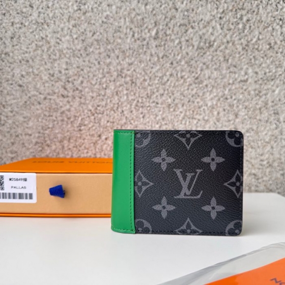 LOUIS VUITTON M25849 スレンダー短財布 モノグラムエクリプス×グリーン サイズ:11x8.5cm LOUIS VUITTON M25849 スレンダー短財布 モノグラムエクリプス×グリーン サイズ:11x8.5cm