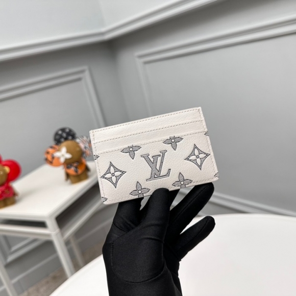 LOUIS VUITTON M83699 名刺ケース モノグラムシャドウ アイボリー サイズ:11x7x1.5cm LOUIS VUITTON M83699 名刺ケース モノグラムシャドウ アイボリー サイズ:11x7x1.5cm