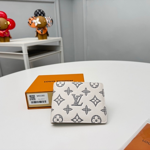 LOUIS VUITTON M83380 マルチプル短財布 モノグラムシャドウ ホワイト サイズ:11.5x9x1.5cm LOUIS VUITTON M83380 マルチプル短財布 モノグラムシャドウ ホワイト サイズ:11.5x9x1.5cm