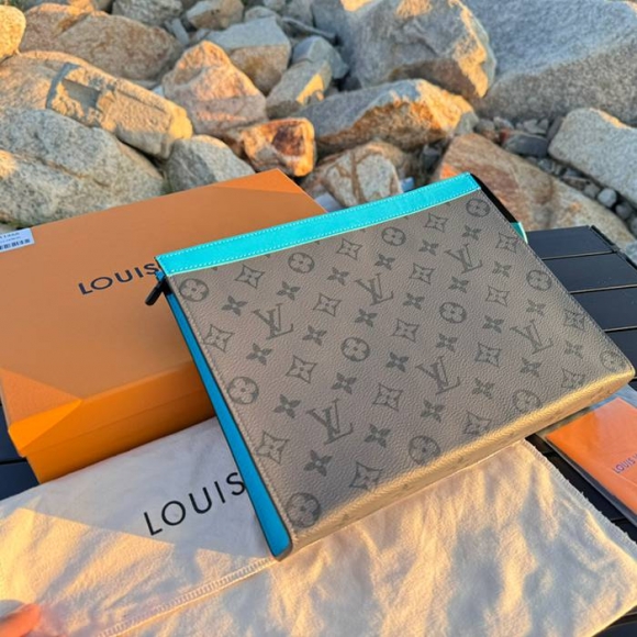 LOUIS VUITTON M11466 ポシェット ボヤージュ 中 モノグラムエクリプスリバース サイズ:27x21cm LOUIS VUITTON M11466 ポシェット ボヤージュ 中 モノグラムエクリプスリバース サイズ:27x21cm