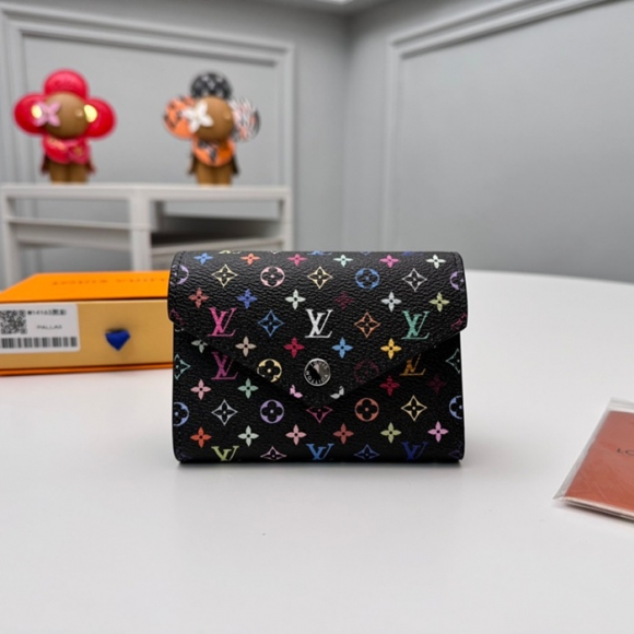 LOUIS VUITTON M14163 ヴィクトリーヌ財布 村上隆コラボ ブラックマルチ サイズ:12x9.5x2.5cm LOUIS VUITTON M14163 ヴィクトリーヌ財布 村上隆コラボ ブラックマルチ サイズ:12x9.5x2.5cm