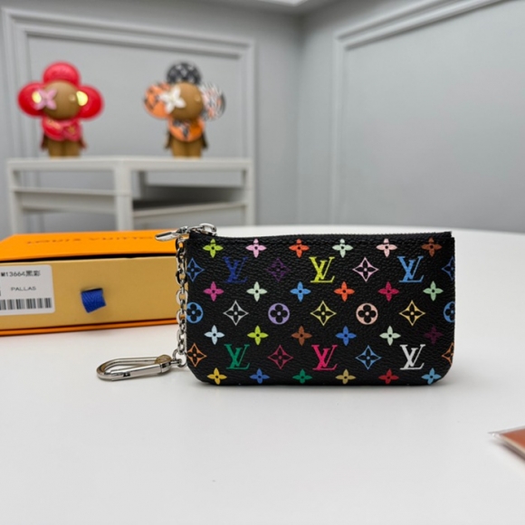 LOUIS VUITTON M13664 ポシェット クレ 村上隆コラボ ブラックマルチ サイズ:12x7x1.5cm LOUIS VUITTON M13664 ポシェット クレ 村上隆コラボ ブラックマルチ サイズ:12x7x1.5cm