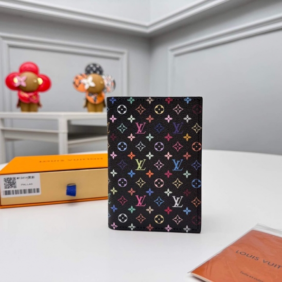 LOUIS VUITTON M13414 パスポートケース 村上隆コラボ ブラックマルチ サイズ:10x14x2.5cm LOUIS VUITTON M13414 パスポートケース 村上隆コラボ ブラックマルチ サイズ:10x14x2.5cm