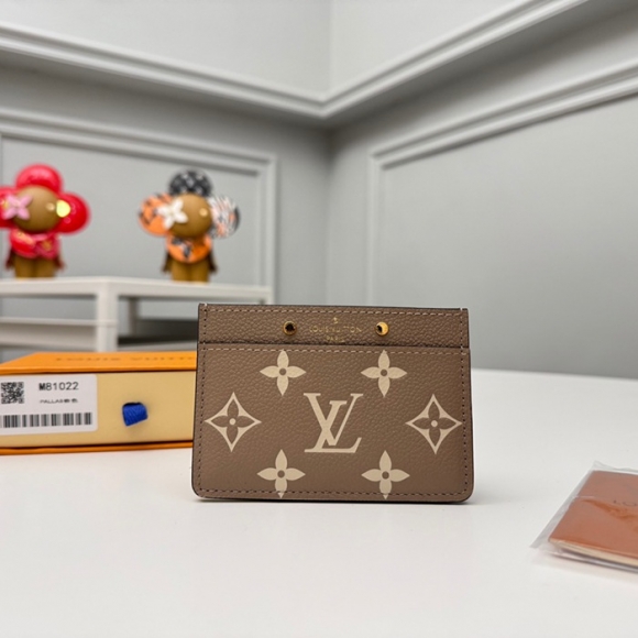 LOUIS VUITTON M81022 名刺ケース モノグラムアンプラント ベージュ サイズ:11x7.5x0.4cm LOUIS VUITTON M81022 名刺ケース モノグラムアンプラント ベージュ サイズ:11x7.5x0.4cm