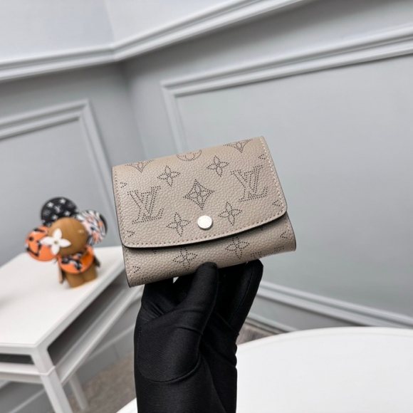 LOUIS VUITTON M62542 イリス短財布 モノグラムレース グレー サイズ:12x9.5cm LOUIS VUITTON M62542 イリス短財布 モノグラムレース グレー サイズ:12x9.5cm