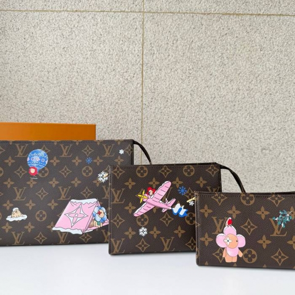 LOUIS VUITTON M15357 コスメポーチ3点セット ヴィヴィエンヌ サイズ:25x20x5.5cm LOUIS VUITTON M15357 コスメポーチ3点セット ヴィヴィエンヌ サイズ:25x20x5.5cm