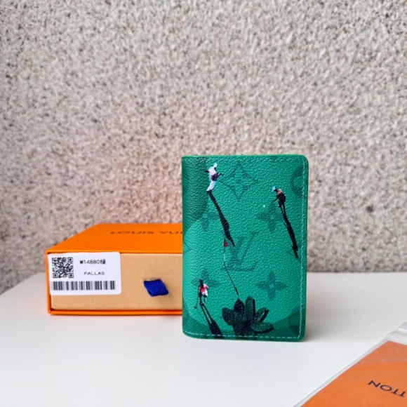 LOUIS VUITTON M14880 ポケットオーガナイザー カラードモノグラム スポーツシーン グリーン サイズ:7.5x11.1cm LOUIS VUITTON M14880 ポケットオーガナイザー カラードモノグラム スポーツシーン グリーン サイズ:7.5x11.1cm