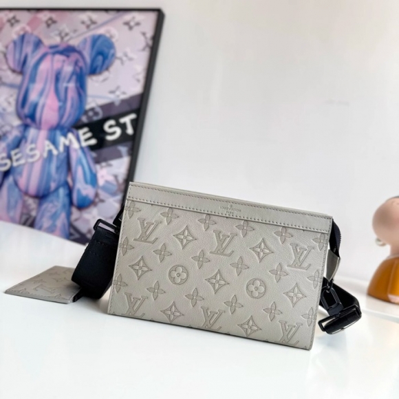 LOUIS VUITTON M81115 ガストンウェアラブルウォレット サイズ:22x14.5x4.5cm LOUIS VUITTON M81115 ガストンウェアラブルウォレット サイズ:22x14.5x4.5cm