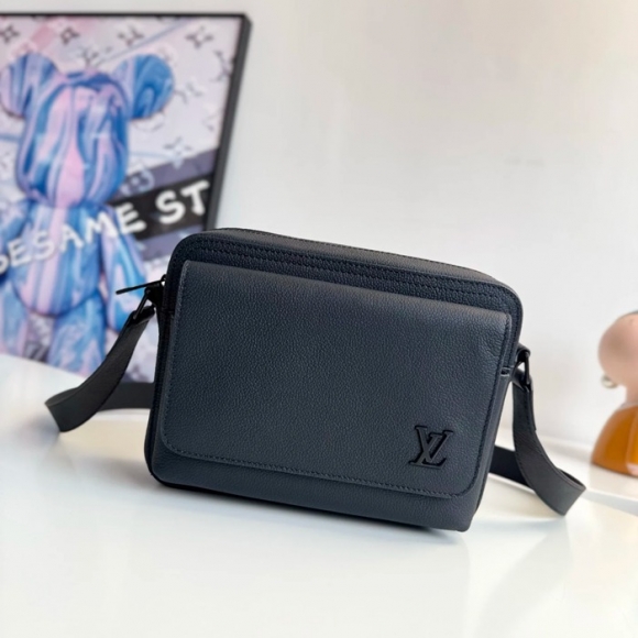 LOUIS VUITTON M15265 ボーディング メッセンジャー サイズ:24x18cm LOUIS VUITTON M15265 ボーディング メッセンジャー サイズ:24x18cm