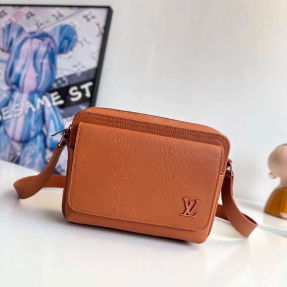 LOUIS VUITTON M25981 ボーディング メッセンジャー サイズ:24x18cm LOUIS VUITTON M25981 ボーディング メッセンジャー サイズ:24x18cm