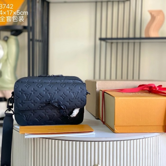 LOUIS VUITTON M23742 イタリアA級レザー斜め掛け サイズ:24x17cm LOUIS VUITTON M23742 イタリアA級レザー斜め掛け サイズ:24x17cm