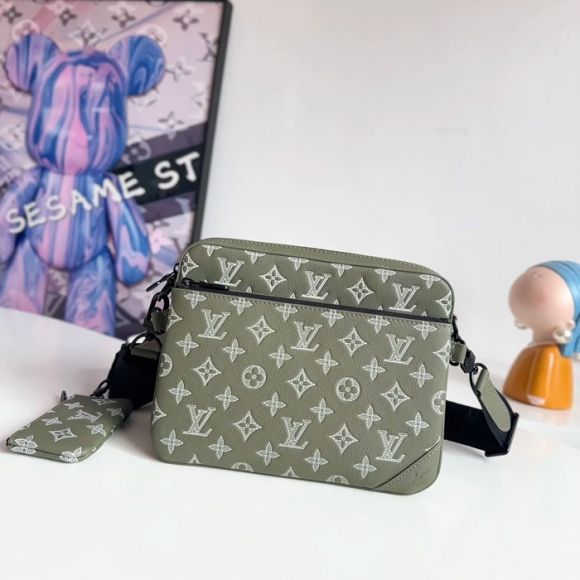 LOUIS VUITTON M12490 キャンバスメッセンジャー トリオ サイズ:25x18.5cm LOUIS VUITTON M12490 キャンバスメッセンジャー トリオ サイズ:25x18.5cm