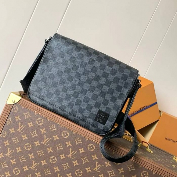 LOUIS VUITTON M42710 コーティングキャンバスメッセンジャー ディストリクト サイズ:26x20cm LOUIS VUITTON M42710 コーティングキャンバスメッセンジャー ディストリクト サイズ:26x20cm
