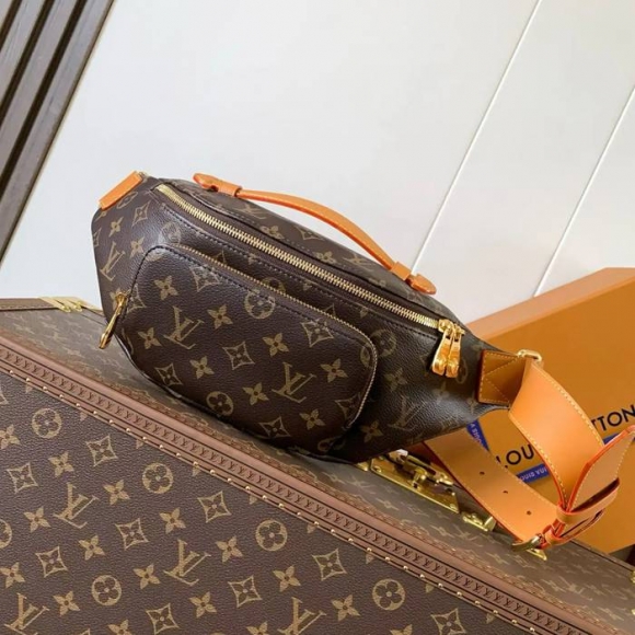 LOUIS VUITTON M14019 牛皮革ウエストバッグ ラッシュ サイズ:30x15cm LOUIS VUITTON M14019 牛皮革ウエストバッグ ラッシュ サイズ:30x15cm