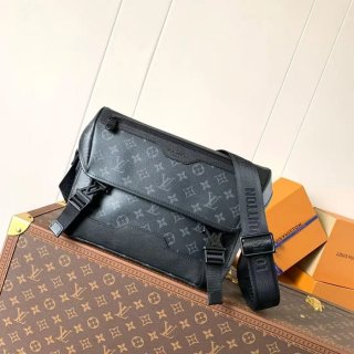 LOUIS VUITTON M12517 メッセンジャー ボヤジャー サイズ:33x22.5x11cm LOUIS VUITTON M12517 メッセンジャー ボヤジャー サイズ:33x22.5x11cm