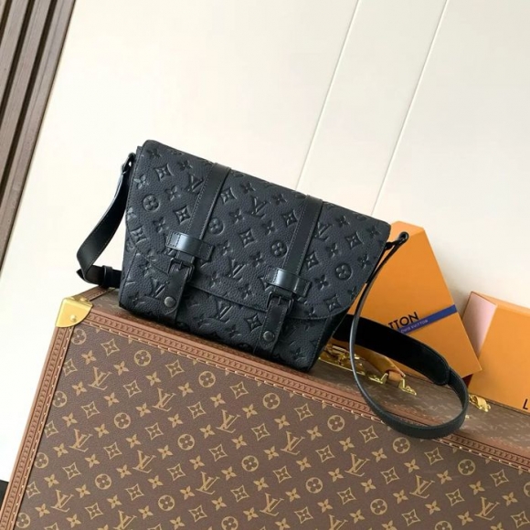 LOUIS VUITTON M28324 小メッセンジャー クリストファー サイズ:29x25cm LOUIS VUITTON M28324 小メッセンジャー クリストファー サイズ:29x25cm