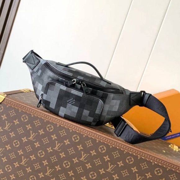 LOUIS VUITTON M14920 迷彩胸バッグ ラッシュ サイズ:30x15cm LOUIS VUITTON M14920 迷彩胸バッグ ラッシュ サイズ:30x15cm