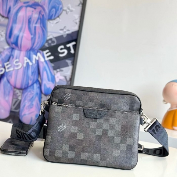 LOUIS VUITTON M28602 ダモフラージュメッセンジャー サイズ:25x18.5cm LOUIS VUITTON M28602 ダモフラージュメッセンジャー サイズ:25x18.5cm