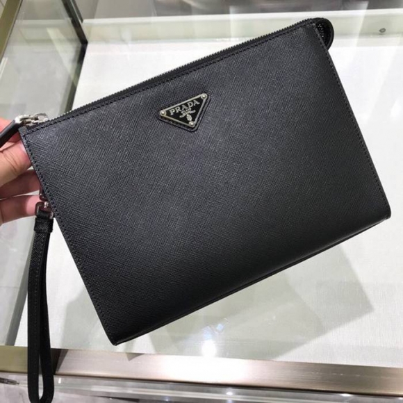 PRADA 2NE007 メンズクラッチバッグ サフィアーノ十字紋 サイズ:24x16.5x6.5cm PRADA 2NE007 メンズクラッチバッグ サフィアーノ十字紋 サイズ:24x16.5x6.5cm