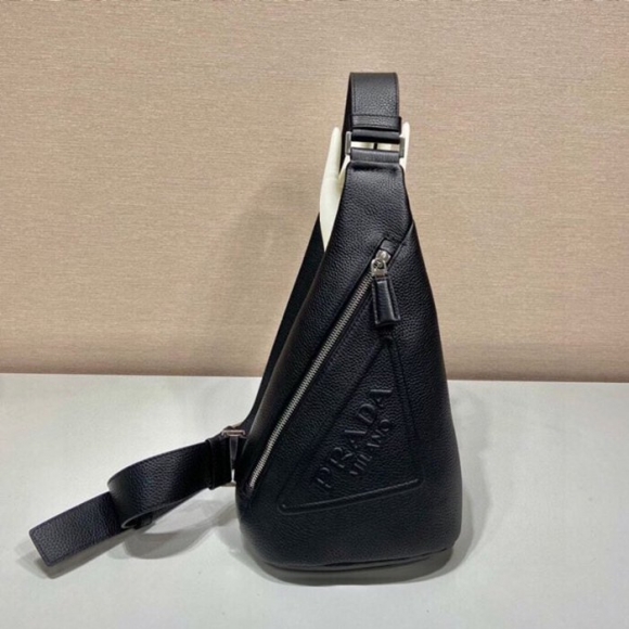 PRADA 2VZ098 胸バッグ サイズ:32x17x6.5cm PRADA 2VZ098 胸バッグ サイズ:32x17x6.5cm