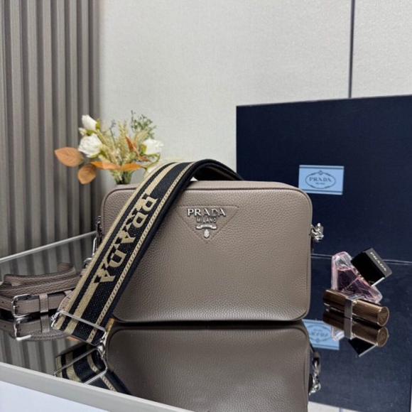 PRADA 1BD082 ダブルストラップ 鹿皮紋牛皮 サイズ:22x14cm PRADA 1BD082 ダブルストラップ 鹿皮紋牛皮 サイズ:22x14cm