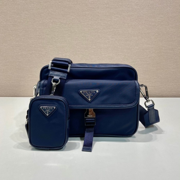 PRADA 新作斜め掛け サイズ:28x20x10cm PRADA 新作斜め掛け サイズ:28x20x10cm