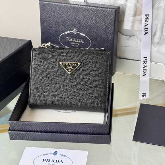 PRADA 1ML050 短財布 サフィアーノ十字紋 牛皮 サイズ:10x9cm PRADA 1ML050 短財布 サフィアーノ十字紋 牛皮 サイズ:10x9cm