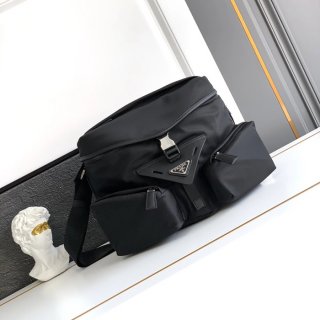 PRADA 2VD062 ナイロン斜め掛け サイズ:29x23x15cm PRADA 2VD062 ナイロン斜め掛け サイズ:29x23x15cm