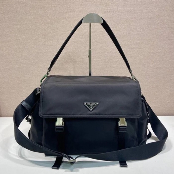 PRADA 2VD082 エクスプローラーナイロンメッセンジャー サイズ:42x22x20cm PRADA 2VD082 エクスプローラーナイロンメッセンジャー サイズ:42x22x20cm
