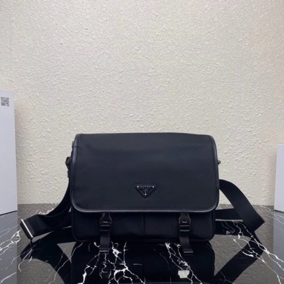 PRADA 2VD768 ナイロンフラップ斜め掛け サイズ:32x24x12cm PRADA 2VD768 ナイロンフラップ斜め掛け サイズ:32x24x12cm